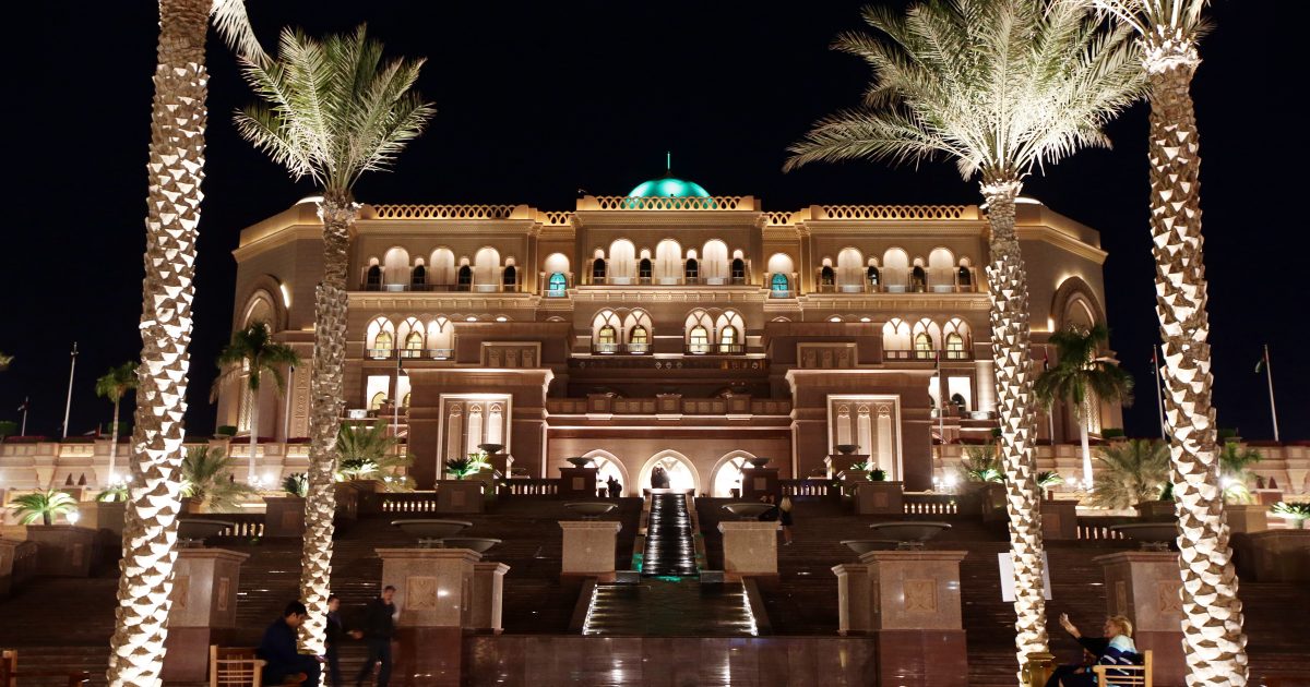 Abu Dhabi bei Nacht. Idyllisch ja - aber ist die Reise dorthin auch moralisch korrekt?