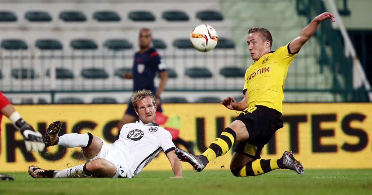 Hier liegt Stefan Aigner am Boden. Steht er schnell genug wieder auf? 