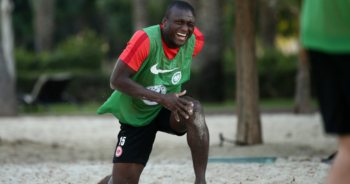 Ein echter Strahlemann - und mit ihm Siegerteam beim Beachvolleyballturnier. Constant Djakpa.