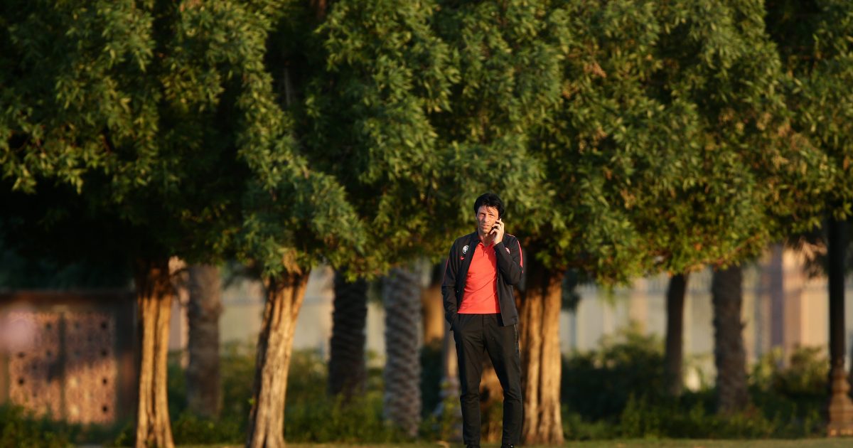 Ein gewohntes Bild in Abu Dhabi: Bruno Hübner mit Handy am Ohr.