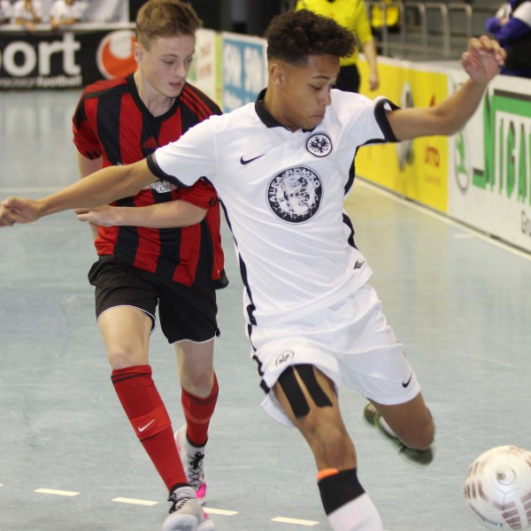 Max Bell Bell (rechts, hier im Eröffnungsspiel gegen Lok Stendal) landete mit der U15 der Eintracht beim Pape-Cup in Magdeburg auf Rang zehn.