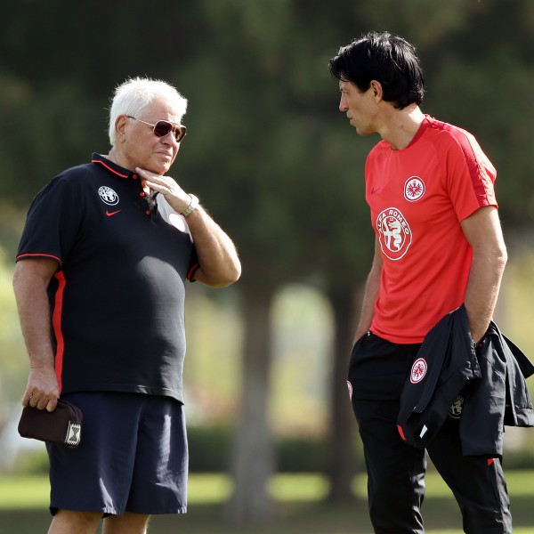 Aufsichtsratschef Wolfgang Steubing lobt Sportdirektor Bruno Hübner.