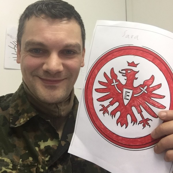 Geht mit positivem Beispiel voran. Eintracht-Fan Torsten hilft ankommenden Flüchtlingen.