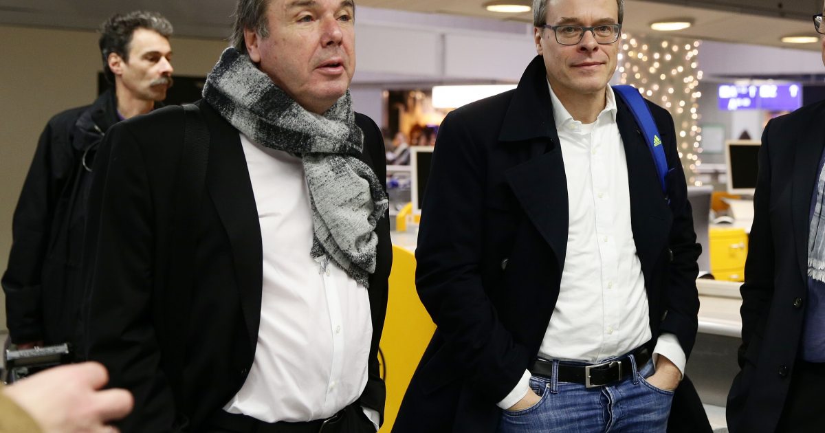 Schalke Vorstandsmitglied Peter Peters (hier neben Heribert Bruchhagen am Flughafen) möchte die Fußball-Revolution einleiten!