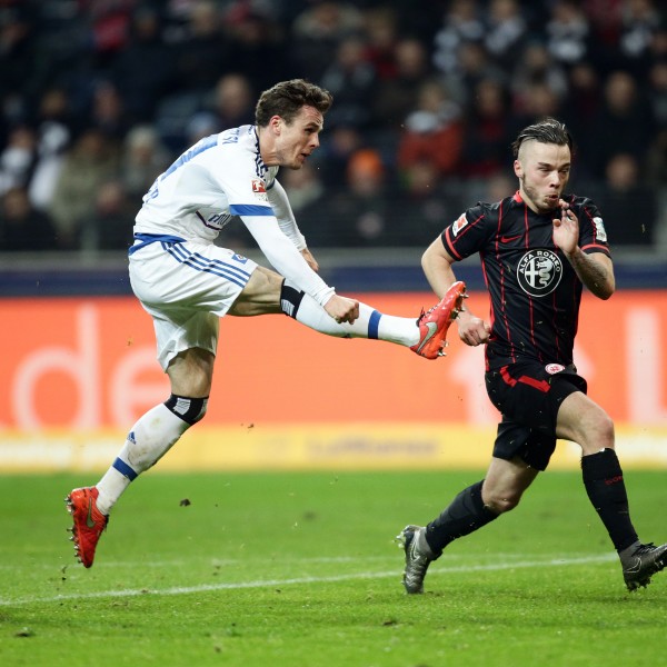 Yanni Regäsel kann Nicolai Müller nicht am Torschussbhindern