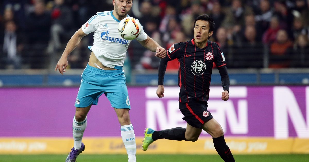  Makoto Hasebe im Zweikampf mit Sead Kolasinac 