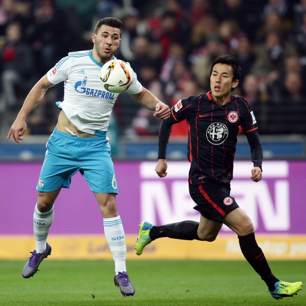  Makoto Hasebe im Zweikampf mit Sead Kolasinac 