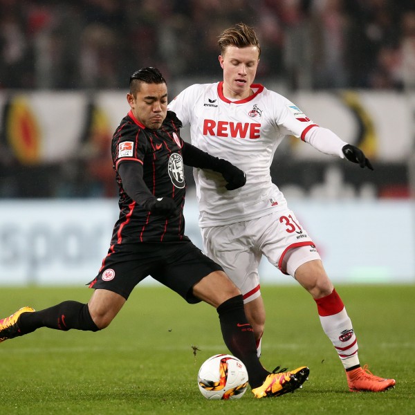 Marco Fabián im Duell mit dem Kölner Yannick Gerhardt 