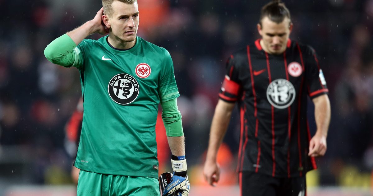 Lukas Hradecky und Alexander Meier nach dem Schlusspfiff 