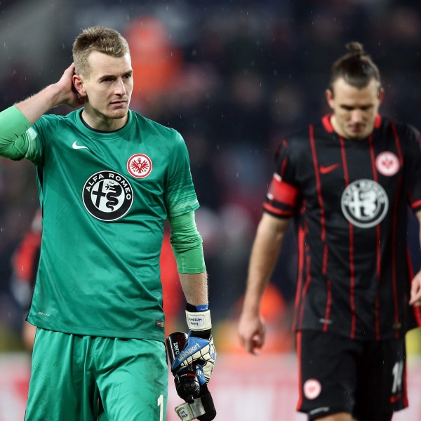 Lukas Hradecky und Alexander Meier nach dem Schlusspfiff 