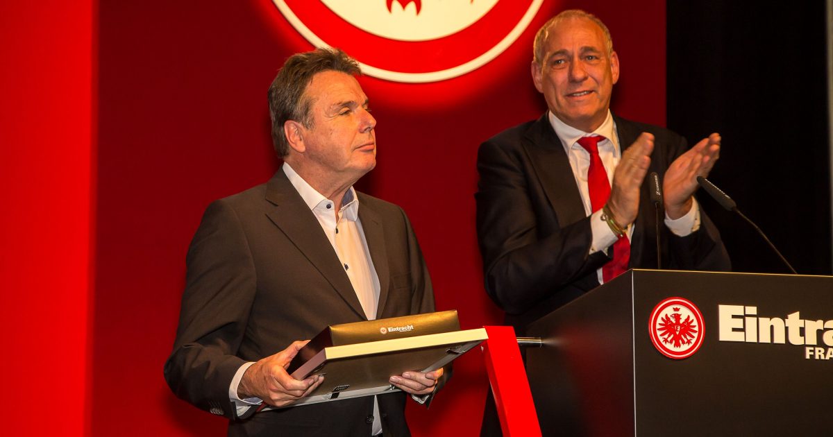 Heribert Bruchhagen bekam auf der Mitgliederversammlung von Vereinspräsident Peter Fischer die lebenslange Mitgliedschaft verliehen. Foto: Arndt Götze