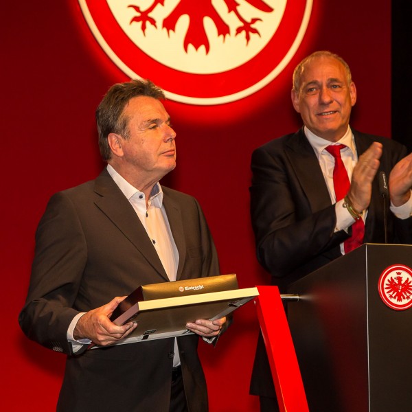 Heribert Bruchhagen bekam auf der Mitgliederversammlung von Vereinspräsident Peter Fischer die lebenslange Mitgliedschaft verliehen. Foto: Arndt Götze