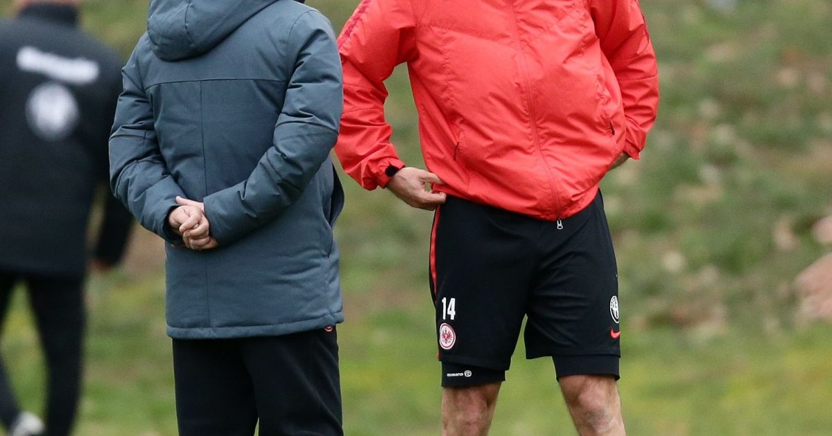 Alex Meier steht hinter Armin Veh.