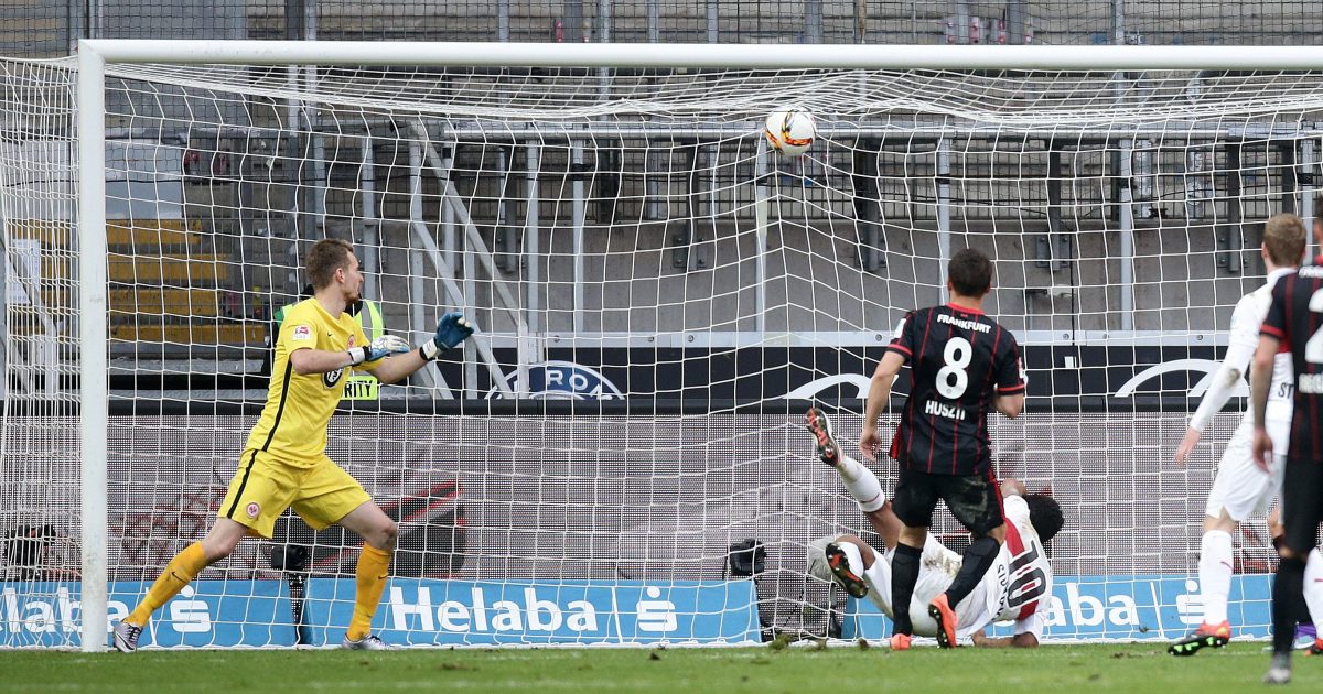 Das Sinnbild des gestrigen Nachmittags. Wäre das Spiel anders ausgegangen, hätte die Eintracht den Handelfmeter zugesprochen bekommen?