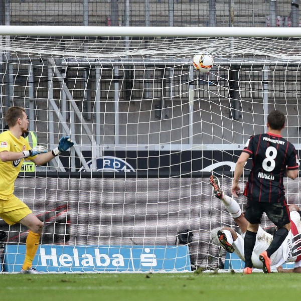 Das Sinnbild des gestrigen Nachmittags. Wäre das Spiel anders ausgegangen, hätte die Eintracht den Handelfmeter zugesprochen bekommen?