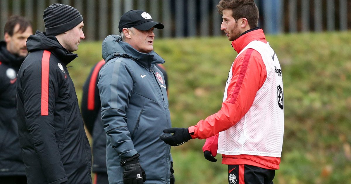 Trainer Armin Veh und David Abraham im Gespräch 