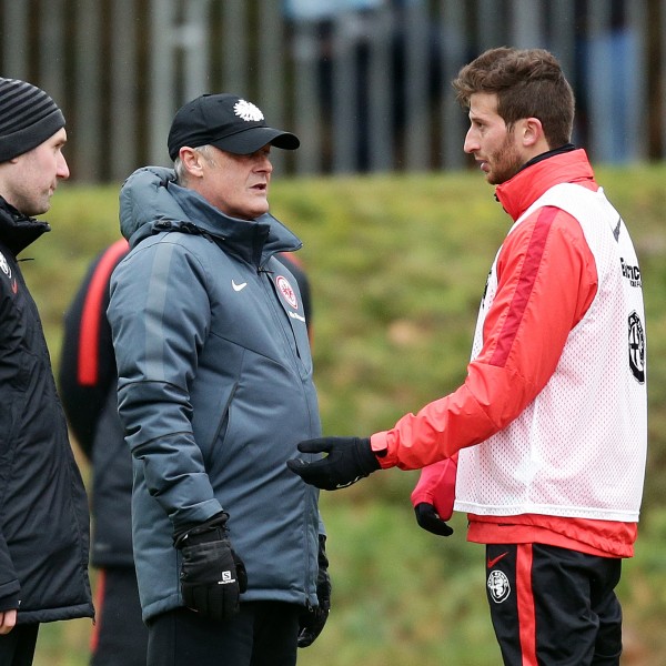 Trainer Armin Veh und David Abraham im Gespräch 