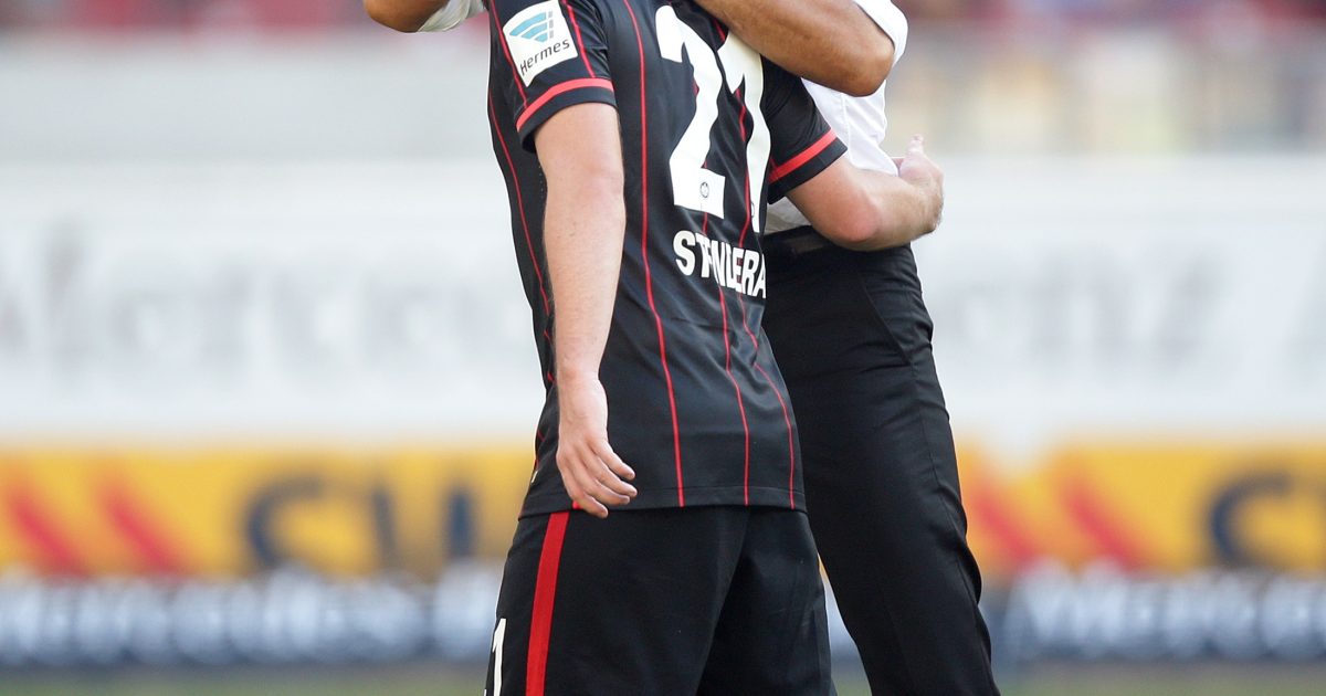 Bruno Hübner (hinten) zeigt sich optimistisch, dass Marc Stendera (vorne) auch in Zukunft für Eintracht Frankfurt spielen wird.