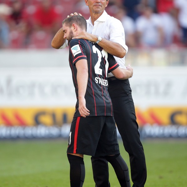 Bruno Hübner (hinten) zeigt sich optimistisch, dass Marc Stendera (vorne) auch in Zukunft für Eintracht Frankfurt spielen wird.
