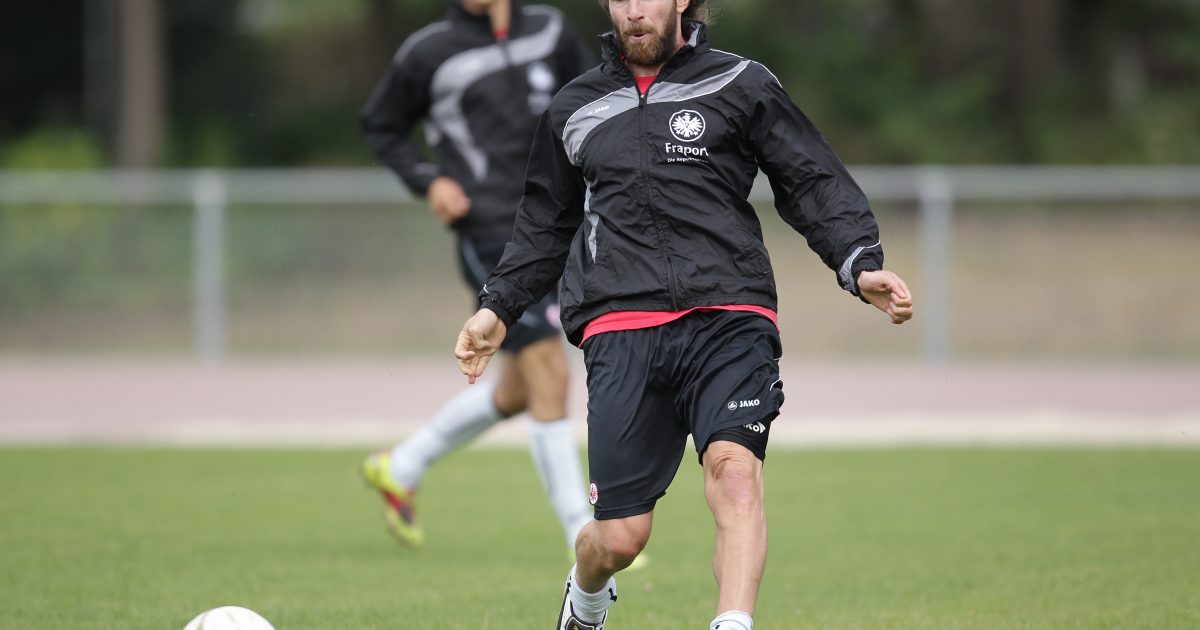 Ioannis Amanatidis kam erstmal in der Winterpause der Saison 2003/04 zur Eintracht, konnte den Abstieg allerdings auch nicht verhindern. Nach einem Jahr beim 1. FC Kaiserslautern kehrte er noch einmal zu den Hessen zurück und trug das Trikot von Sommer 2005 bis 2011 über.