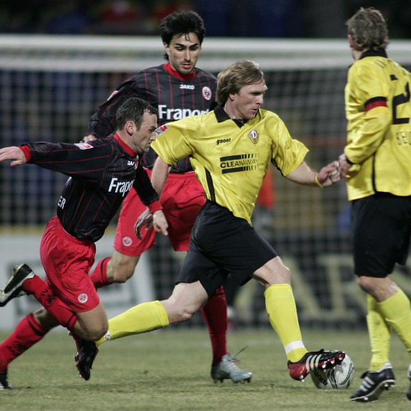 Ex-Adler Ansgar Brinkmann (Mitte) ist in Sorge um seine Eintracht.