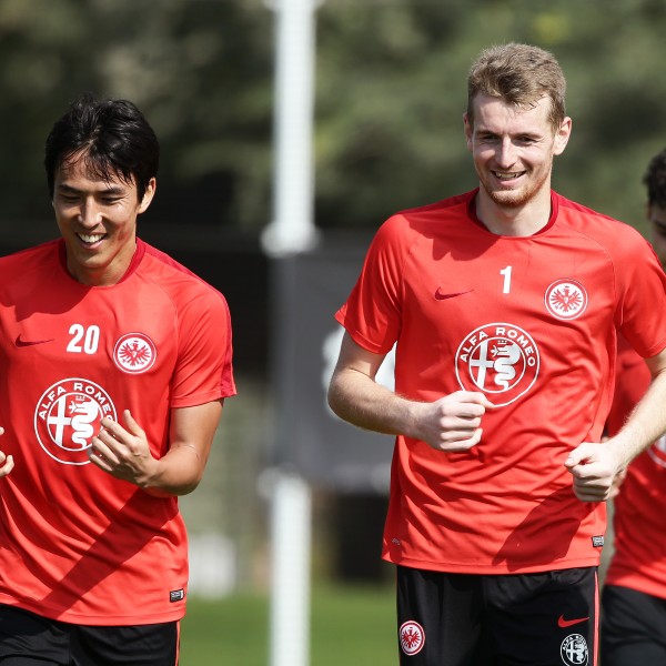 Sind derzeit mit ihren Nationalteams unterwegs: Makoto Hasebe (re.) und Lukas Hradecky.