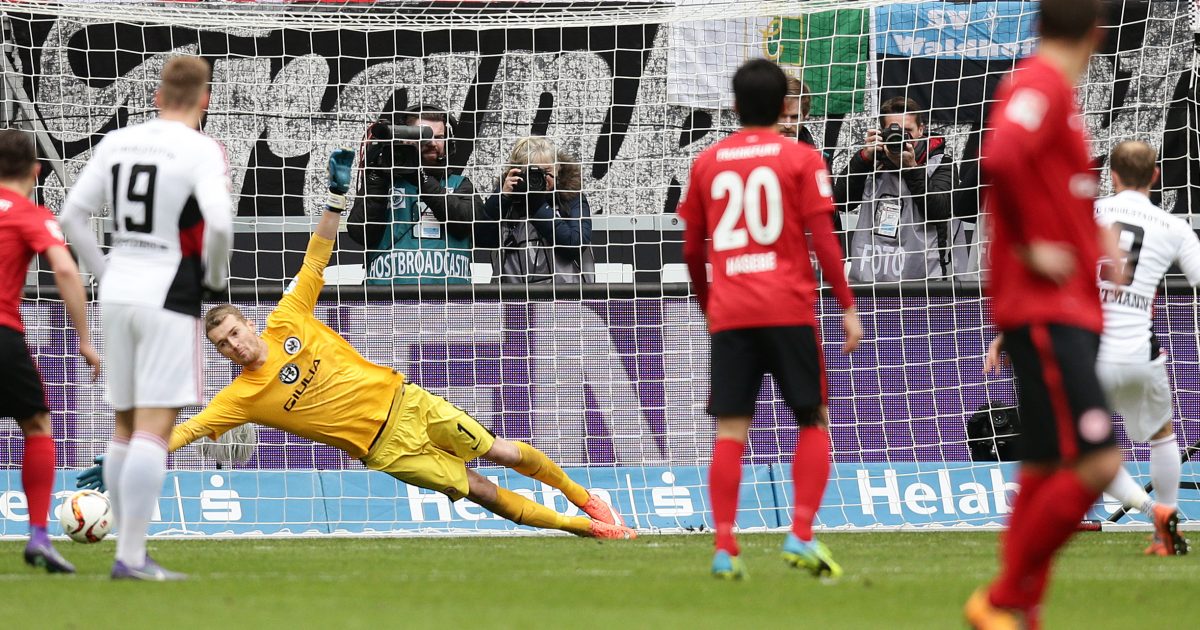 Moritz Hartmann erzielt per Elfmeter das Tor zum 1:0 gegen Lukas Hradecky. 