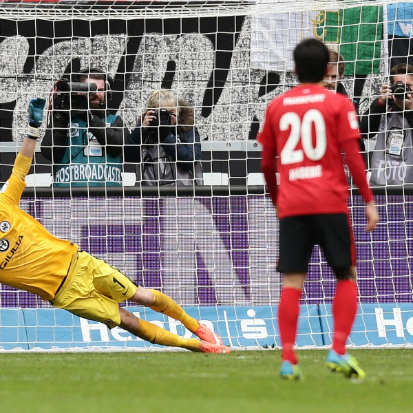 Moritz Hartmann erzielt per Elfmeter das Tor zum 1:0 gegen Lukas Hradecky. 