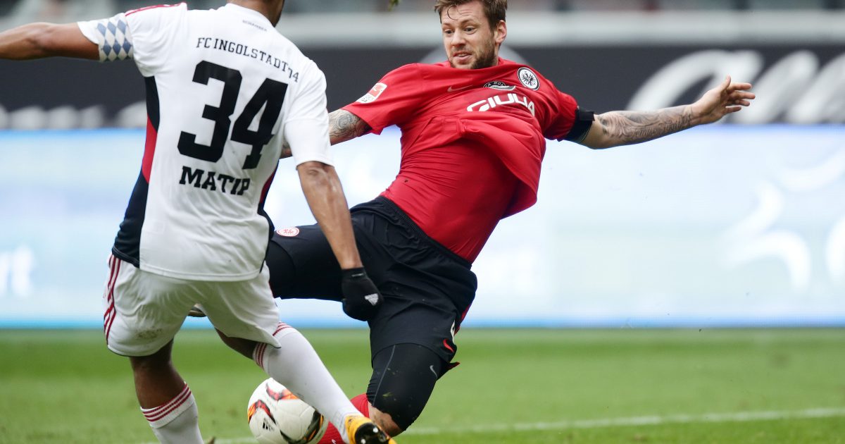 Marco Russ im Zweikampf mit Marvin Matip.