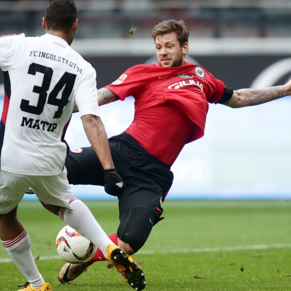 Marco Russ im Zweikampf mit Marvin Matip. 