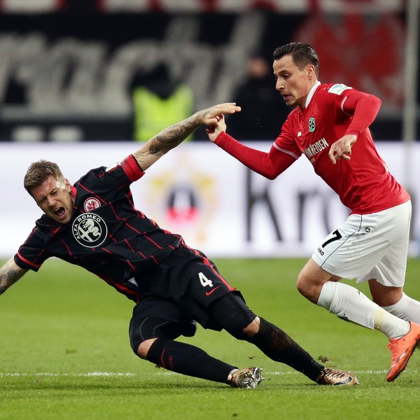 Marco Russ im Zweikampf mit Edgar Prib 