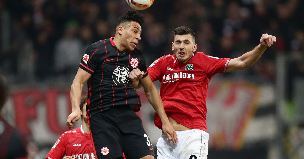 Beim Sieg gegen Hannover stimmte der Einsatz: Ben-Hatira im Kopfballduell mit Gülselam