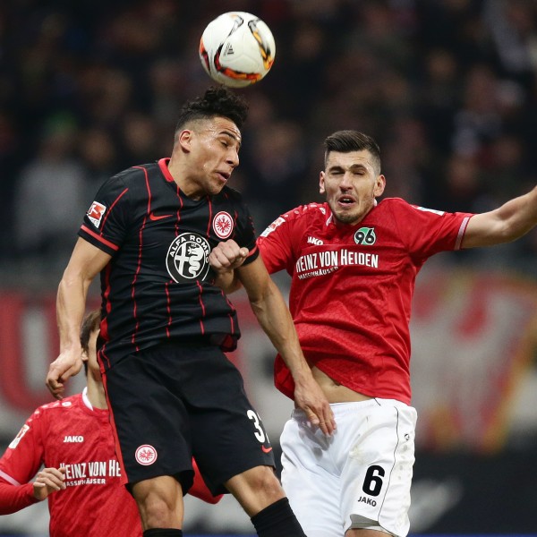 Beim Sieg gegen Hannover stimmte der Einsatz: Ben-Hatira im Kopfballduell mit Gülselam