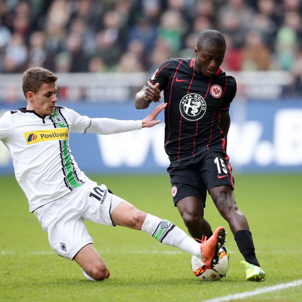 Constant Djakpa im Zweikampf mit Thorgan Hazard 