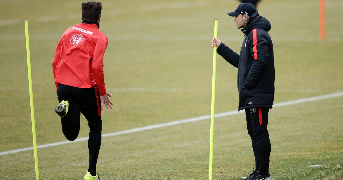 Niko Kovac schaut genau hin und spricht häufig mit seinen Spielern.