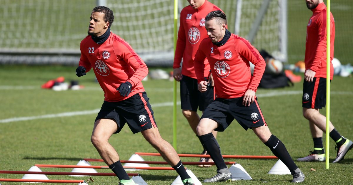 Timothy Chandler (li.) hat momentan die Nase vor Yanni Regäsel (re.).