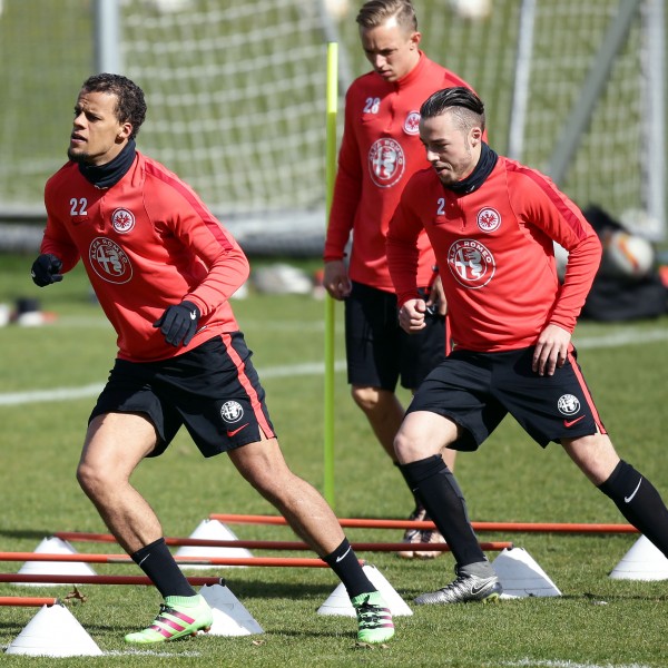 Timothy Chandler (li.) hat momentan die Nase vor Yanni Regäsel (re.).