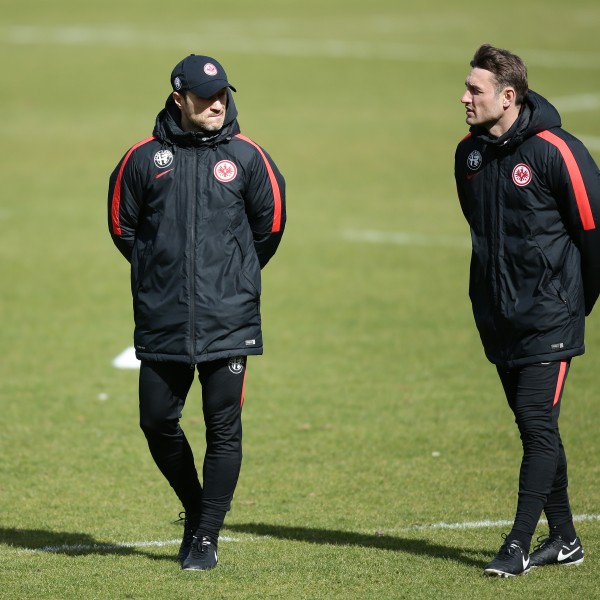 Bilden auf und neben dem Trainingsplatz ein eingespieltes Gespann: Niko und Robert Kovac.