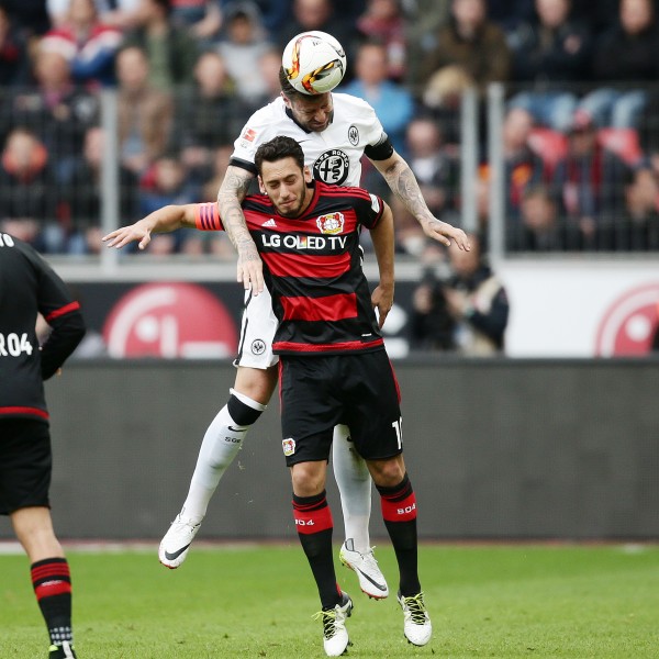 Marco Russ im Kopfballduell mit Hakan Calhanoglu
