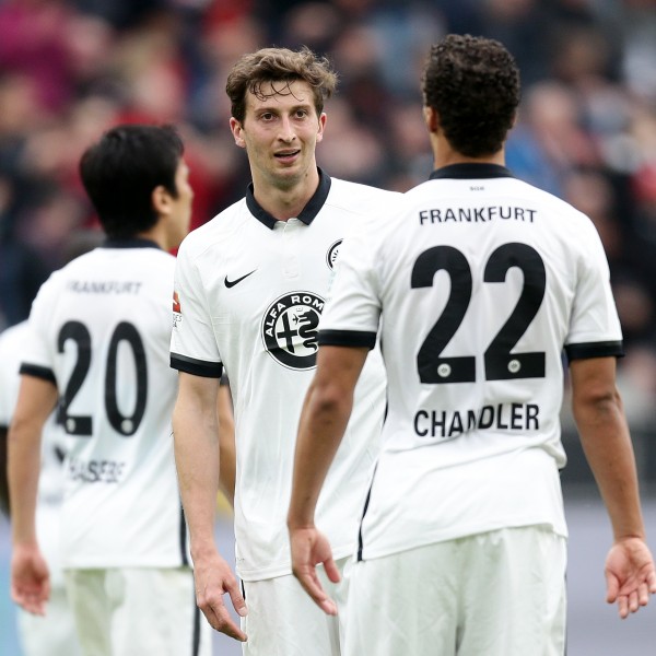 Makoto Hasebe, David Abraham und Timothy Chandler enttäuscht nach dem Gegentor zum 0:1.