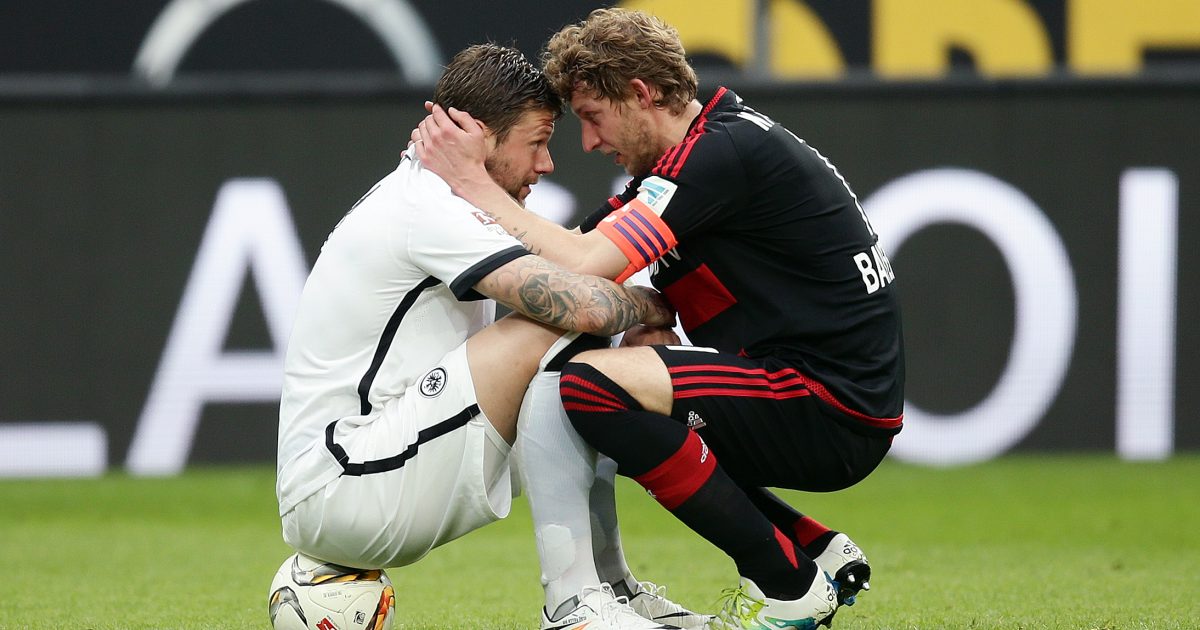 Marco Russ muss nach Abpfiff von Stefan Kießling aufgebaut werden.