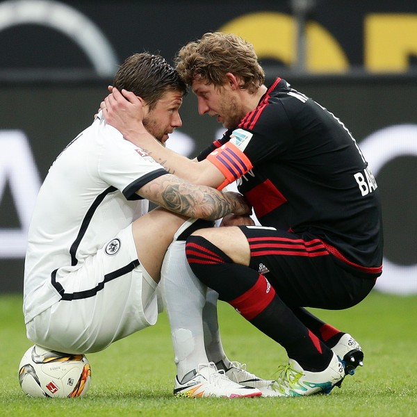 Marco Russ muss nach Abpfiff von Stefan Kießling aufgebaut werden.