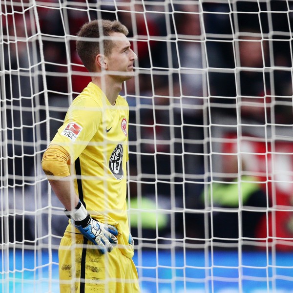 Würde vermutlich gerne auf die wöchentlichen Auszeichnungen verzichten. Torwart Lukas Hradecky.