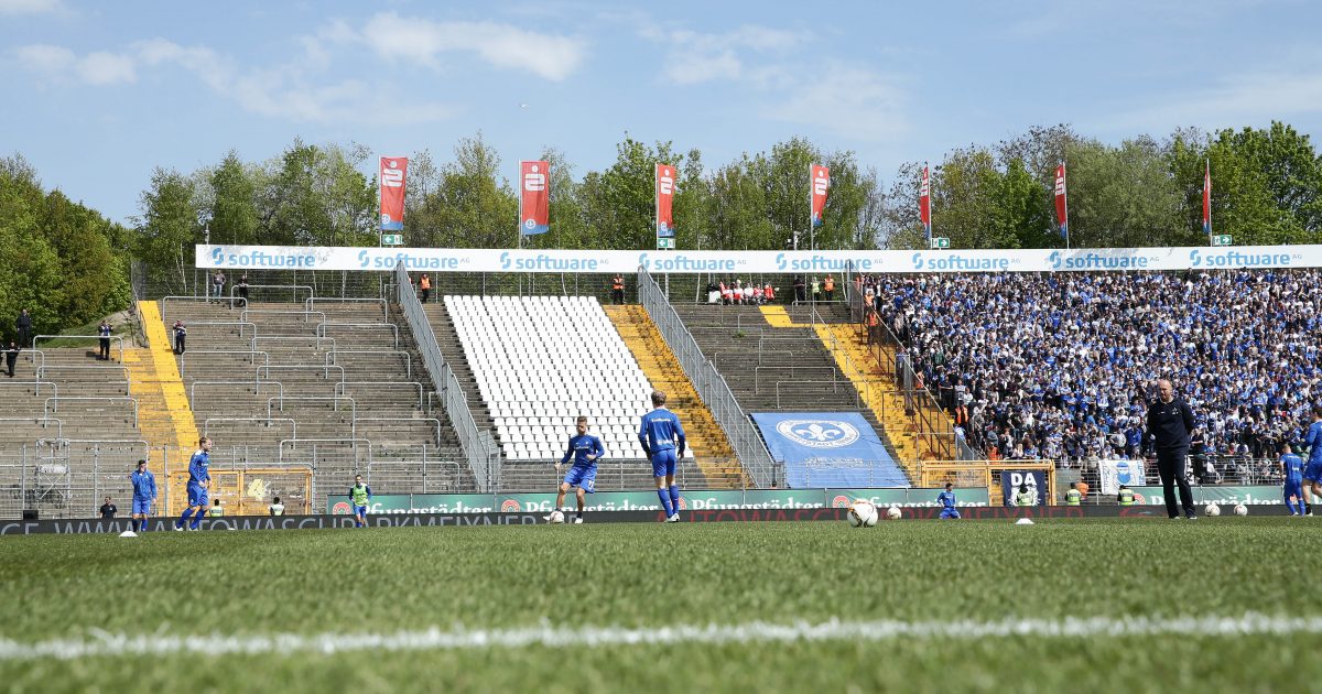 Der leere Gästeblock im Darmstädter Stadion.