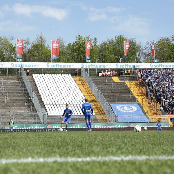 Der leere Gästeblock im Darmstädter Stadion.