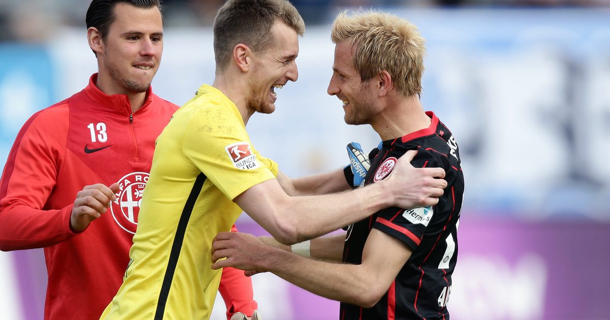 Eintracht-Torwart Lukas Hradecky jubelt nach Spielende mit Stefan Aigner und Heinz Lindner.