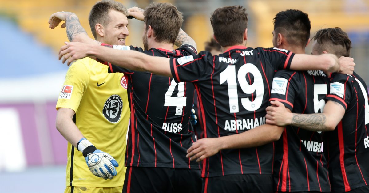 Eintracht-Torwart Lukas Hradecky jubelt nach dem Schlusspfiff mit Marco Russ, David Abraham und Carlos Zambrano