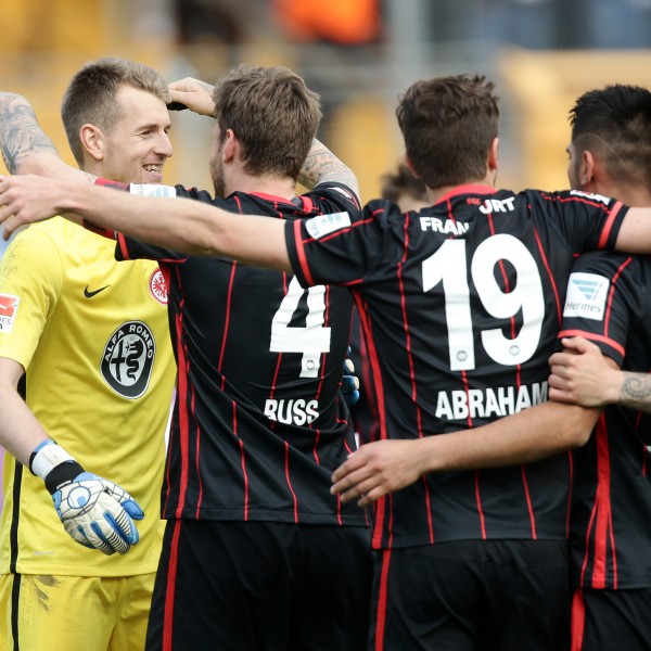 Eintracht-Torwart Lukas Hradecky jubelt nach dem Schlusspfiff mit Marco Russ, David Abraham und Carlos Zambrano 