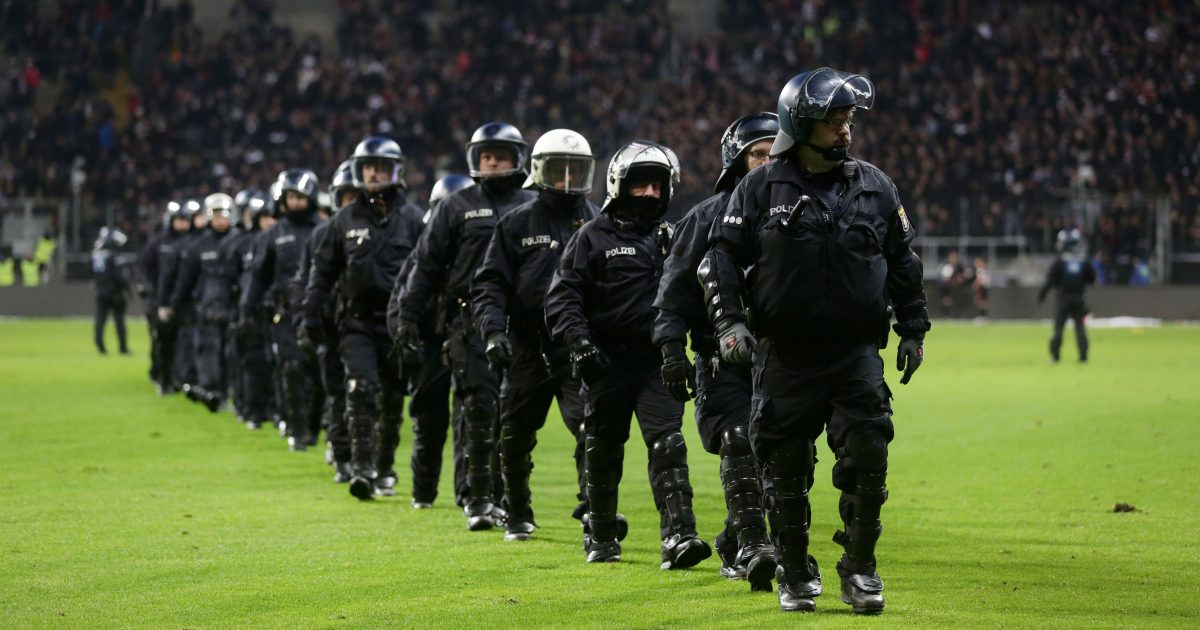 Eindrücke vom Hinspiel: Polizeieinsatz nach dem Schlusspfiff auf dem Rasen.