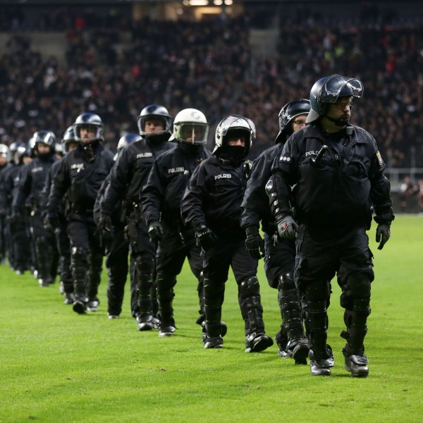 Eindrücke vom Hinspiel: Polizeieinsatz nach dem Schlusspfiff auf dem Rasen. 